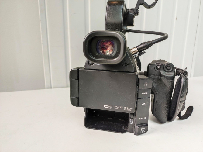 Canon EOS-C100 MKII EF +EF 16-35 12.8 L II USM - image #8