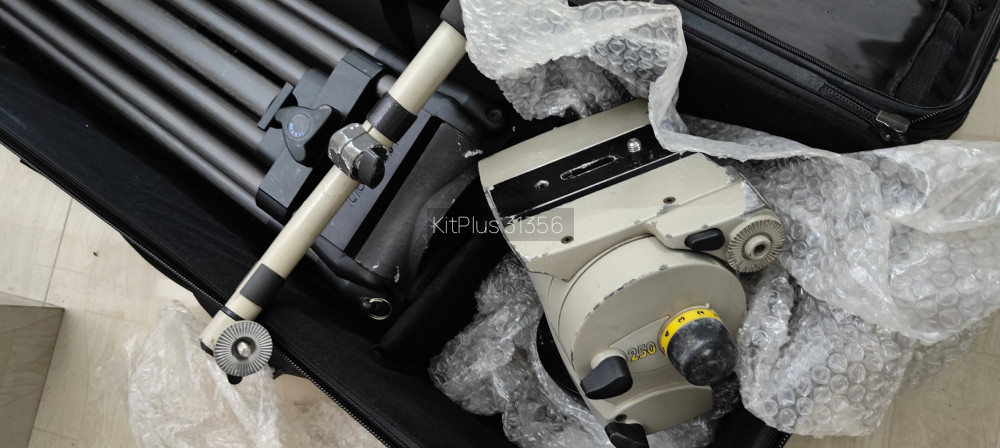 Vinten 250 tripod head and legs, with case (150 mm bowl size), - image #7