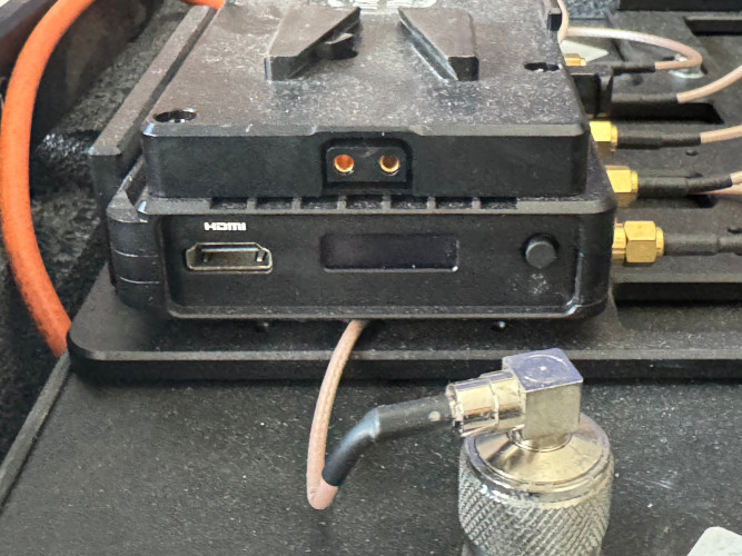 Teradek Bolt 3000 XT Receiver incl High Gain Panel Antenna in case - image #3