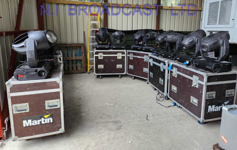 Total of 14x Martin mac500 / mac600 moving lights flightcased mac500 / mac600 - image #1