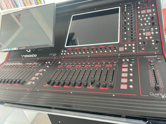 DiGiCo Quantum 225, includes case – complete set - image #1
