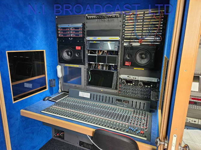 OB121 Mercedes 13ton 8-12camera HD / 3G truck with 17kva generator etc (26,000km ) - image #7