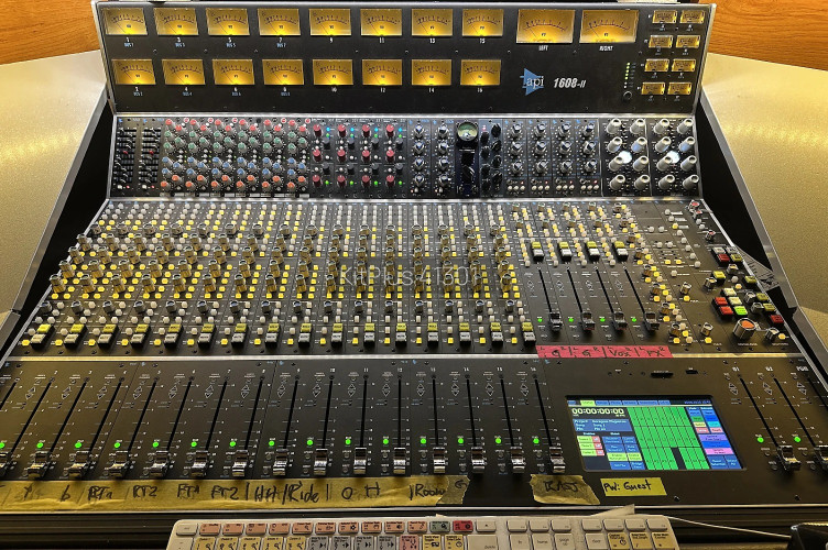 KitPlus | For Sale: API 1608 II 16-Channel 8-Bus Recording Console